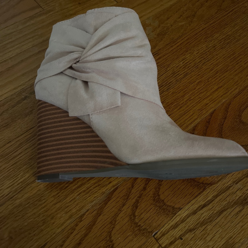 Knotted twist boots
